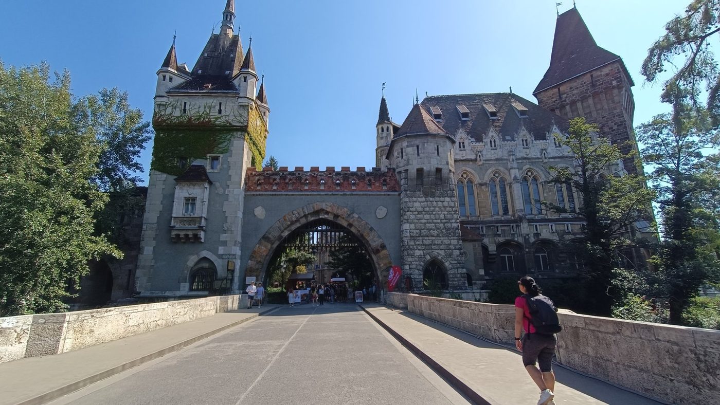Castello di Vajdahunyad nel parco